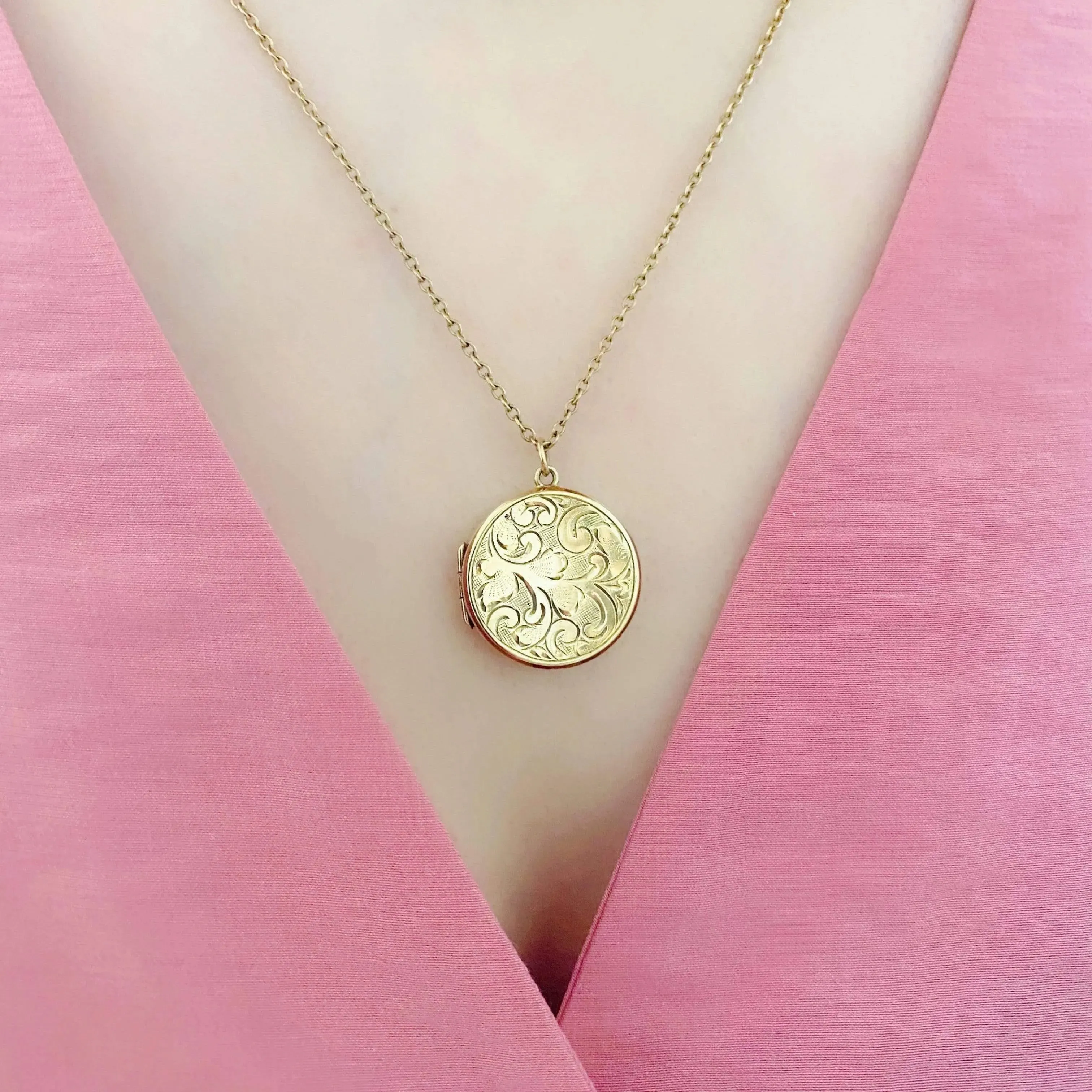 Vintage 1970s 9ct Gold Round Locket Necklace